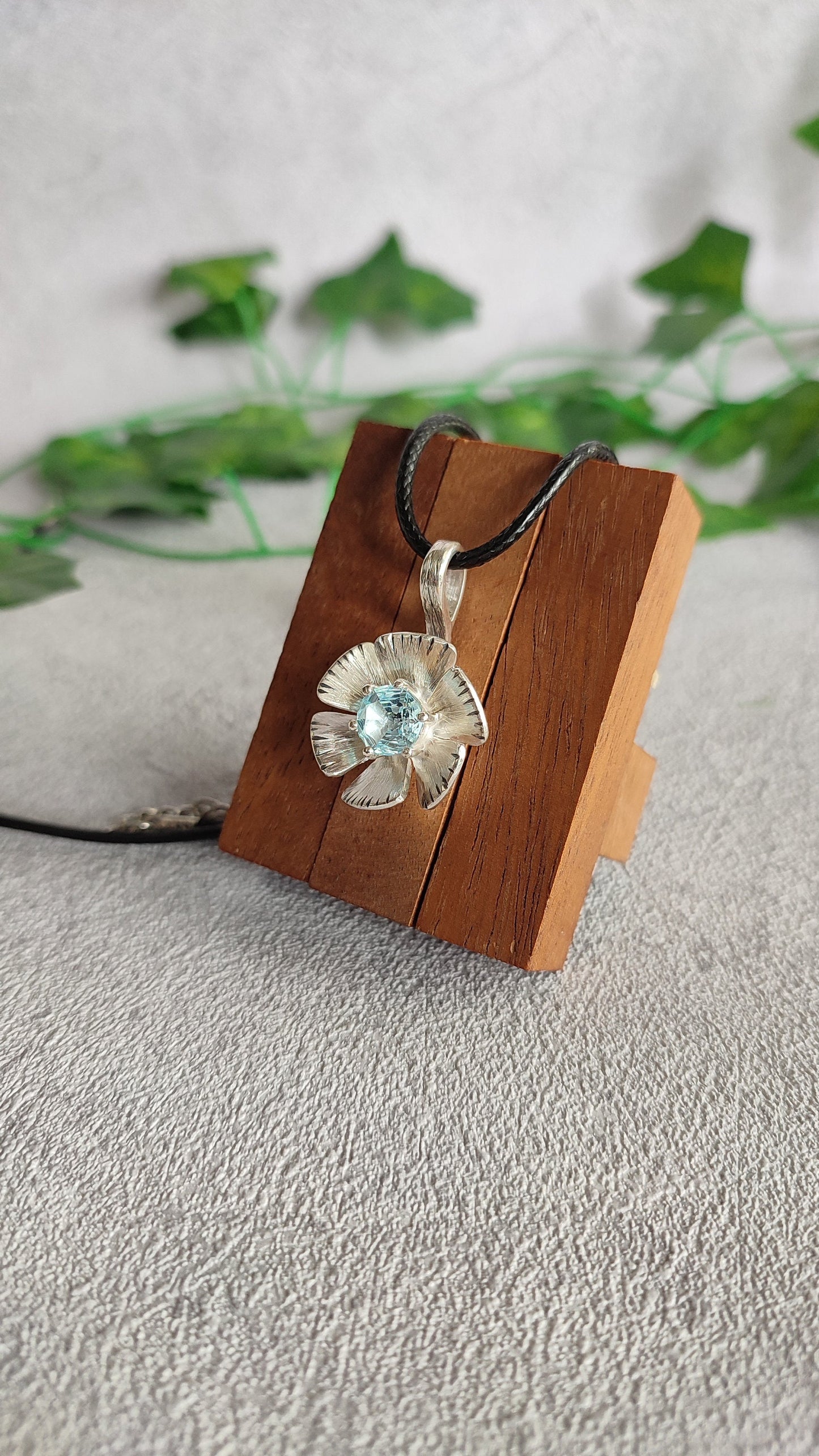 Spinning flower pendant with topaz