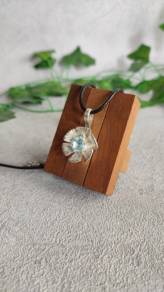 Spinning flower pendant with topaz