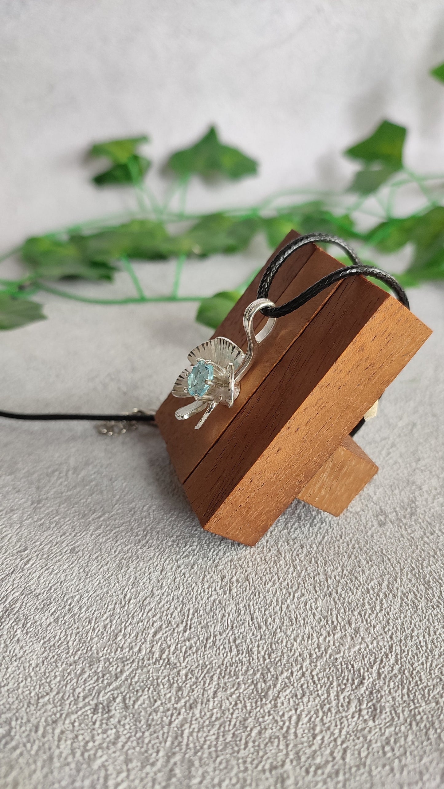 Spinning flower pendant with topaz