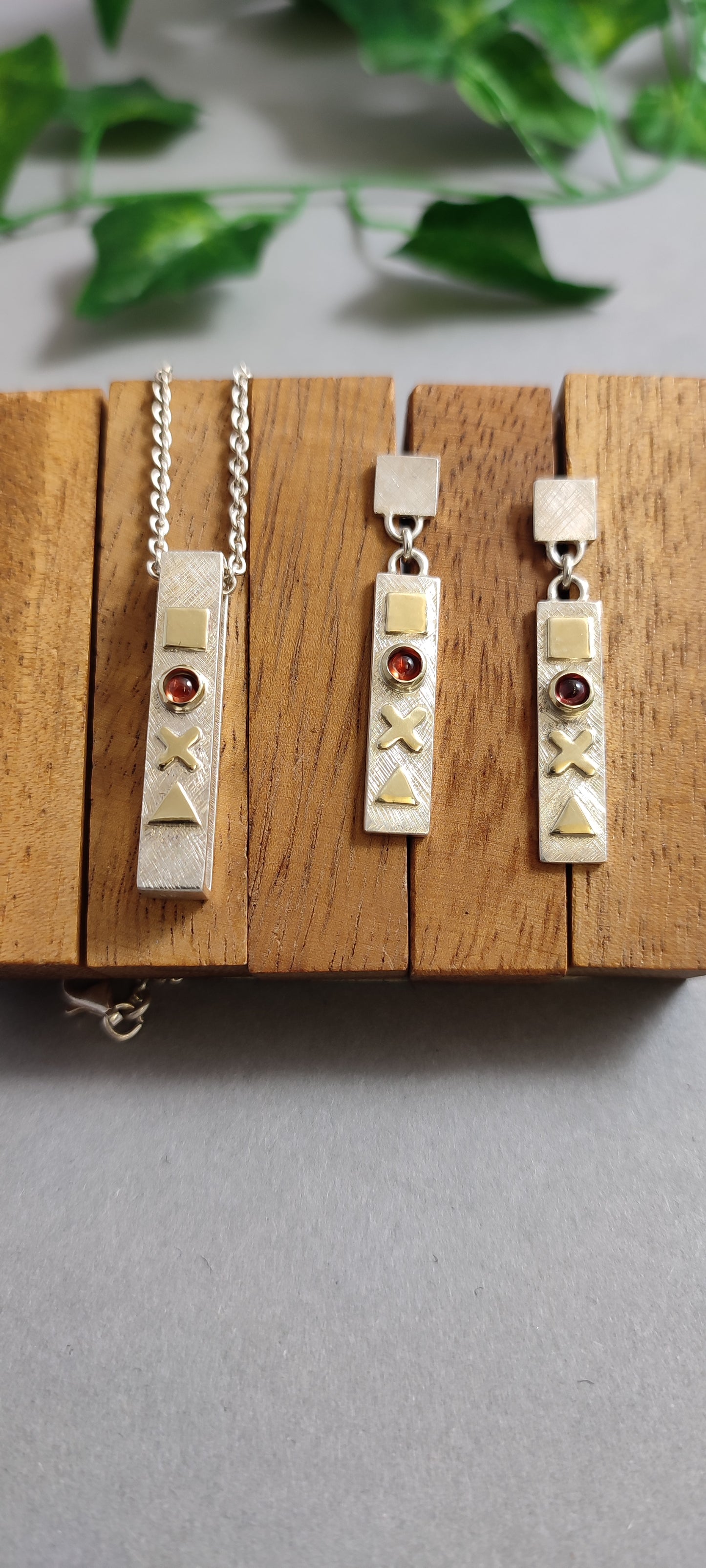 Gamer Earrings with Emerald and 14ct gold