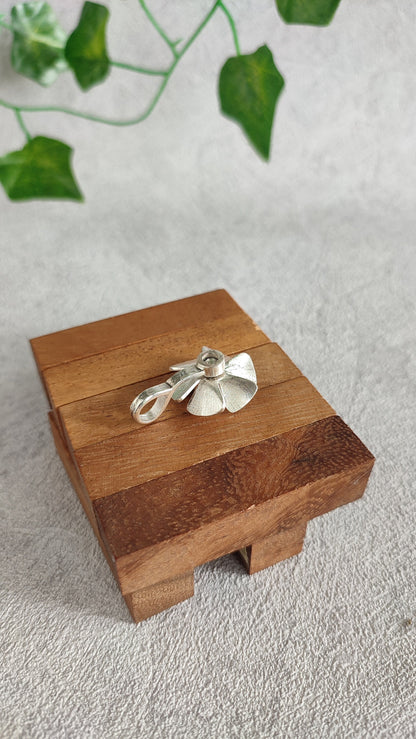 Spinning flower pendant with topaz